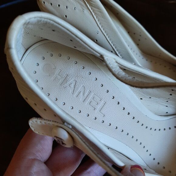 CHANEL Peep Toe Mary Jane Pumps 38 Cream Perforated Leather Heels Logo Old Money - Picture 11 of 15